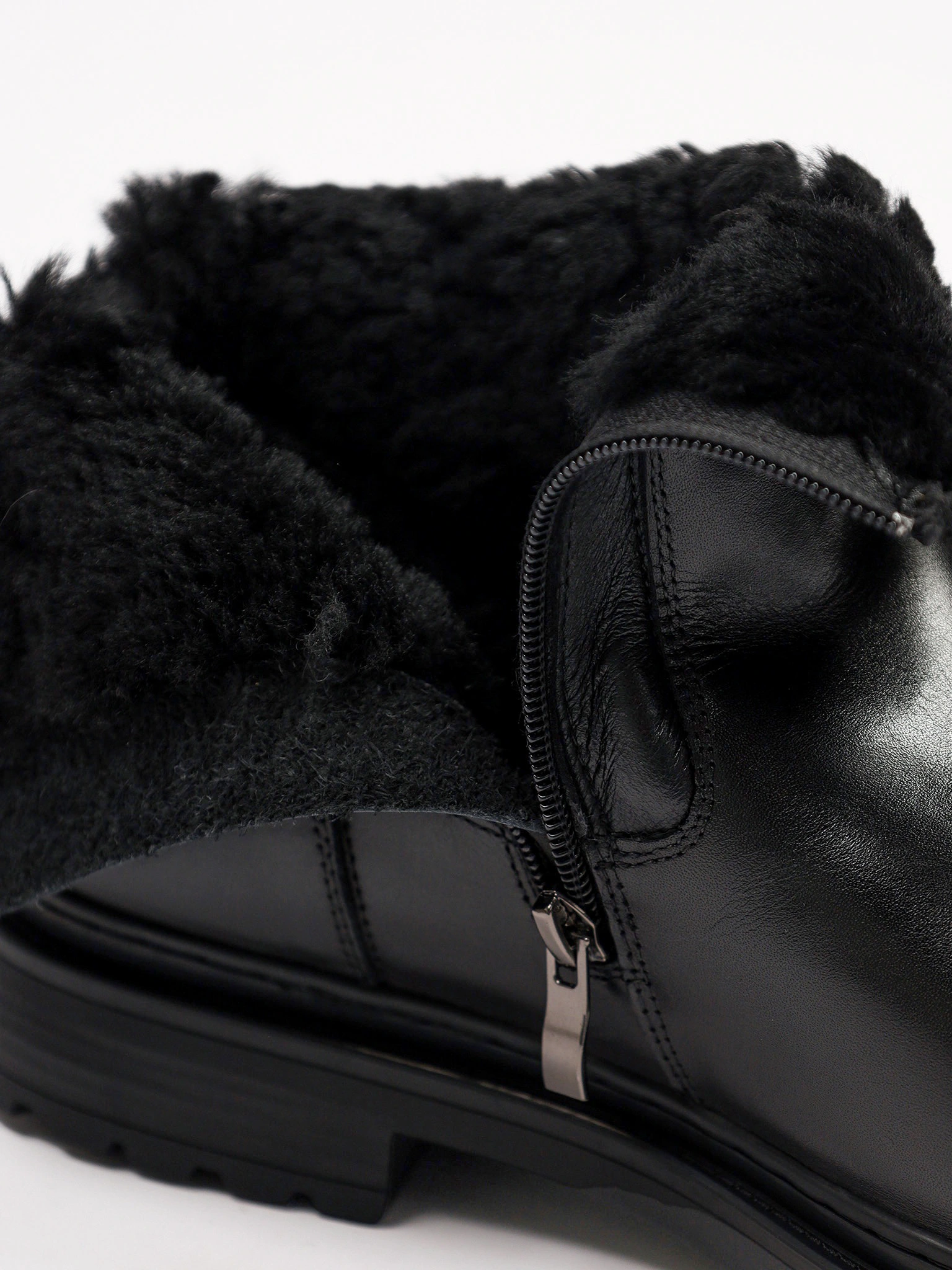 Ботинки черного цвета на рельефной подошве